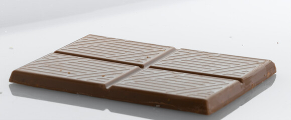 Chocolate, onzas de chocolate sobre fondo blanco. Chocolate, ounces of chocolate on white background.