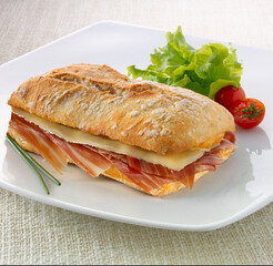  Baguette de jamón serrano con queso. Serrano ham baguette with cheese.