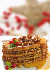 Tarta de miel con nueces y grosellas. Honey cake with walnuts and currants.