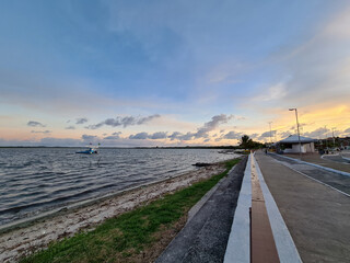 entardecer na beira da lagoa 