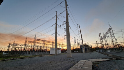 Final de tarde com céu laranja na subestação