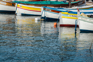 Fototapeta na wymiar des bateaux de pêche colorés dans le sud de la France. Des barques de pêcheurs sur la méditerranée. 