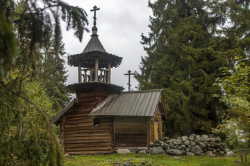 The chapel of Paraskeva Pyatnitsa and Varlaam Khutynsky is located at some distance from the coastline of Lake Onega on an elevated place, among a group of fir trees.
