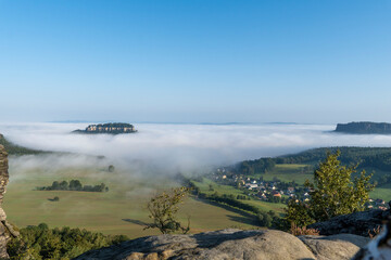 Morgenstimmung mit Nebel im Elbsandsteingebirge