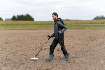 Plakat Looking for metal with a metal detector.