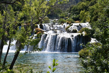 Fototapeta na wymiar Visite du Parc National de Krka, près de Split. Cours d'eau, Cascade, promenade dans les bois et dans la nature.