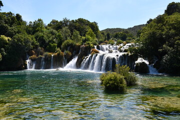 Fototapeta na wymiar Visite du Parc National de Krka, près de Split. Cours d'eau, Cascade, promenade dans les bois et dans la nature.