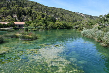 Fototapeta premium Visite du Parc National de Krka, près de Split. Cours d'eau, Cascade, promenade dans les bois et dans la nature.