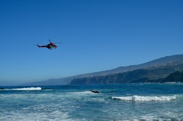 Helicóptero de rescate sobre el mar 