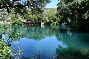 Visite du Parc National de Krka, près de Split. Cours d'eau, Cascade, promenade dans les bois et dans la nature.