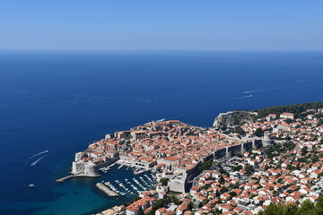 Naklejka premium Vieille ville de Dubrovink, Croatie, photographiée depuis le point haut. On y distingue le port et les remparts.