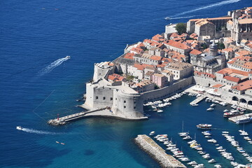 Vieille ville de Dubrovink, Croatie, photographi&eacute;e depuis le point haut. On y distingue le port et les remparts.