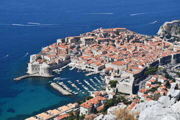 Vieille ville de Dubrovink, Croatie, photographi&eacute;e depuis le point haut. On y distingue le port et les remparts.