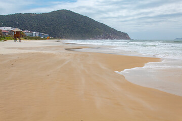 vento forte carregando a areia na  Praia Brava Florianopolis Santa Catarina Brasil Florianópolis