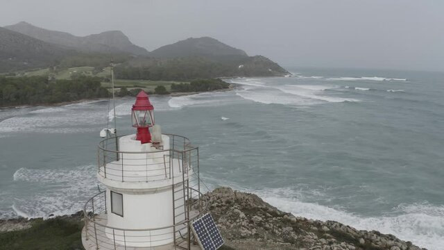 Tormenta en la playa con isla y faro 3  (Formato D-log para edici&oacute;n profesional)