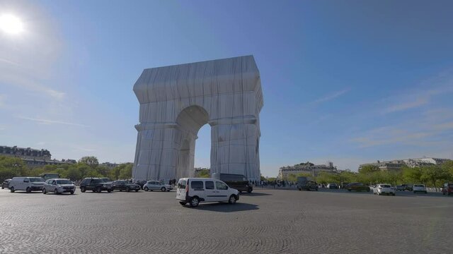 arc de triomphe Wrapped in Fabric september 22  Paris 