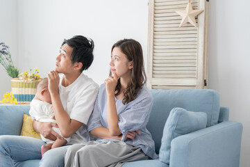 Obraz premium 赤ちゃんについて考えるパパママ（育児・子育て・家族・ファミリー）