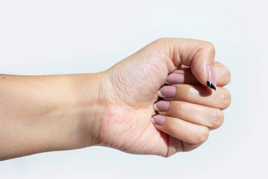 PU&Ntilde;O DE MUJER FEMENINA CON MANICURE NEUTRO, CLOSE UP CON FONDO BLANCO
