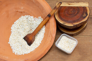AMARANTO COMIDA DE ASTRONAUTAS EN CAZUELA DE BARRO SOBRE MESA DE MADERA © vero