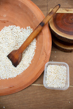 COCINA DE MADERA Y RECIPIENTES CON AMARANTO SALUDABLE