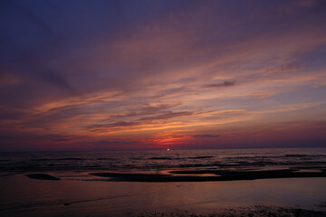 Fototapeta na wymiar The sun sets in the sea.