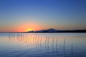 島根県の中海からの伯耆大山と日の出