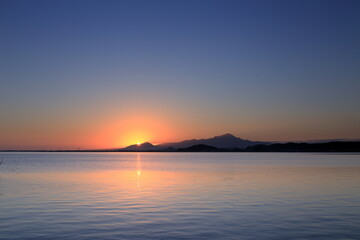 Fototapeta na wymiar 島根県の中海からの伯耆大山と日の出