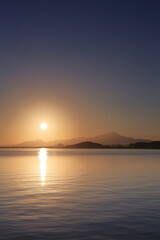 島根県の中海からの伯耆大山と日の出