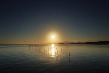 島根県の中海からの伯耆大山と日の出
