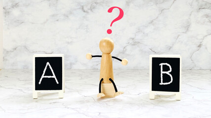 人形と看板2個_大理石背景_AとBと？文字入り