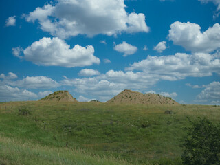 Fototapeta premium Scenic landscape with rolling hills and beautiful clouds in Nebraska, USA.