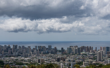 Obraz premium Scenic aerial Honolulu downtown vista on a rainy day, Oahu, Hawaii