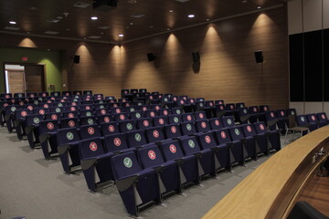 teatro del centro cultural perello vacío con grupo de asientos marcados para sentar y distanciar a...