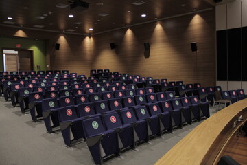 teatro del centro cultural perello vacío con grupo de asientos marcados para sentar y distanciar a...