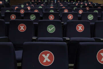 teatro del centro cultural perello vacío con grupo de asientos marcados para sentar y distanciar a...