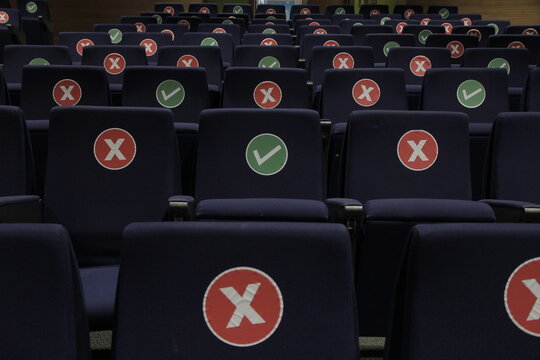 teatro del centro cultural perello vac&iacute;o con grupo de asientos marcados para sentar y distanciar a la gente, concepto de protecci&oacute;n covid 19