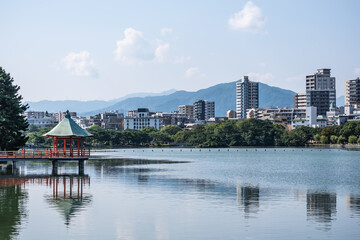 Fototapeta premium 大濠公園浮見堂のある風景
