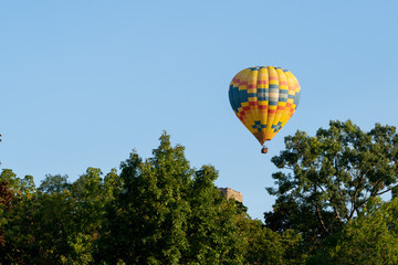 Obraz premium Hot Air Balloon Over Trees in Ithaca