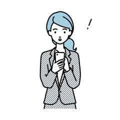 立ってスマートフォンを操作して何かに気づいて驚いたスーツの女性