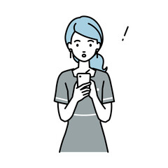 立ってスマートフォンを操作して何かに気づいて驚いたエステ店員の女性