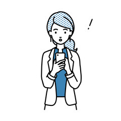 立ってスマートフォンを操作して何かに気づいて驚いたジャケットの女性