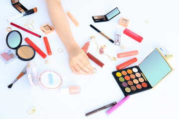 メイクする女の子