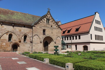 ehemaliges Kloster Heilsbronn in Franken mit neu angelegter Klostergarten