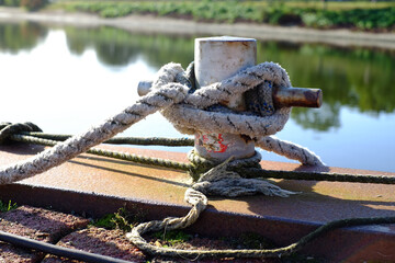 Tauwerk mit Poller am Hafen