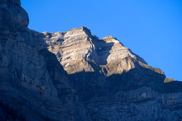 Obraz premium Mountain panorama at Lake Klöntal at a beautiful late summer morning. Photo taken September 4th, 2021, Klöntal, Switzerland.