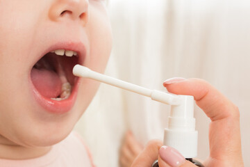 treatment of a child's oral cavity with a spray