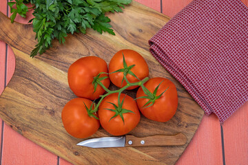 grappe de tomates rouges sur une planche à découper