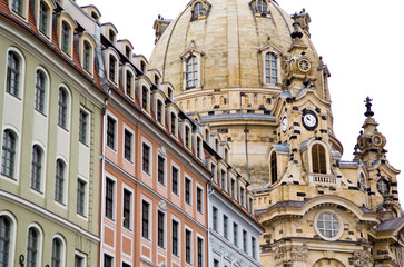 Schrägnasicht einer Häuserzeile mit der Kuppel der Frauenkirche in Dresden im Hintergrund