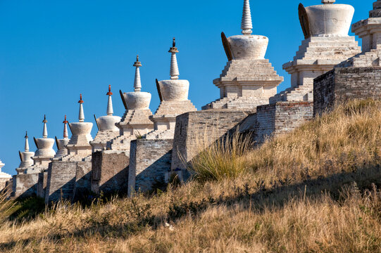 Die Mauer mit Stelen des Klosters Erdenezuu in karakorum, der ehemaligen Hauptstadt der Mongolei