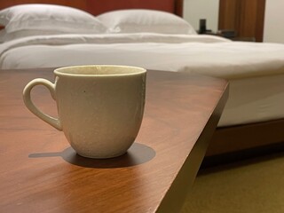 ホテルの部屋のテーブルの上に置かれたコーヒーカップ